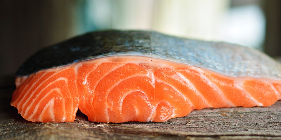 What to look for when buying fresh salmon?